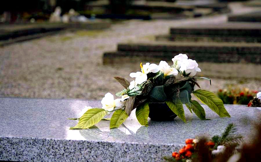 Grabpflege: gepflegte Grabstätte mit Blumen